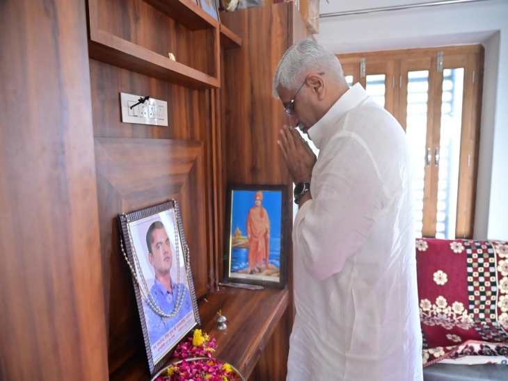शेखावत रविवार को बाड़मेर पहुंचते थे। यहां पर कमल सिंह रानीगांव के बेटे के देहांत पर परिजनों को ढाढ़स बंधाया।