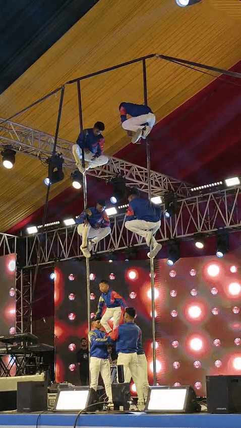 अभुजमद मल्लखंभ एकेडमी की प्रस्तुति ने रोमांच से भर दिया।