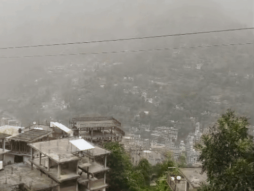 हिमाचल के ऊपरी इलाकों में बारिश हो रही है।