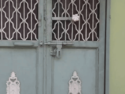 मकान के मेंन गेट का चोरो ने ताला तोड़ा