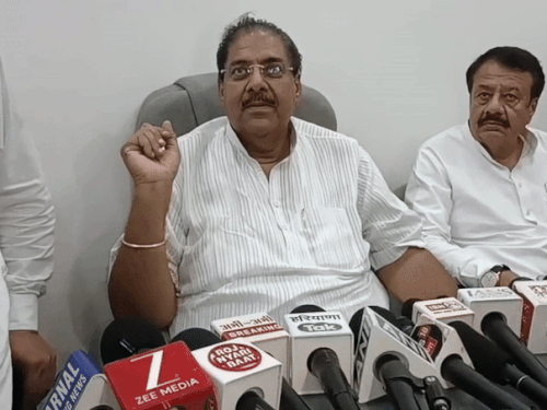 जेजेपी पार्टी प्रदेशाध्यक्ष अजय सिंह चौटाला जानकारी देते हुए।