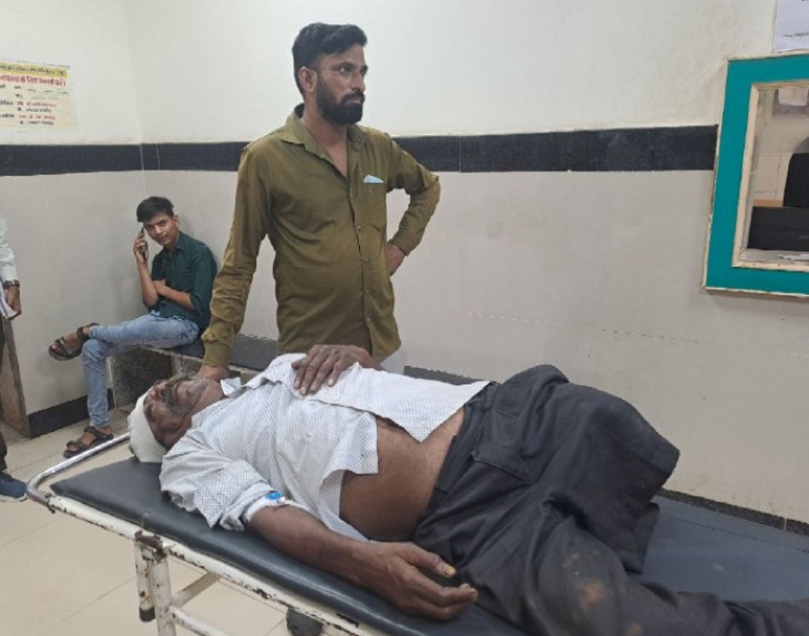 अज्ञात वाहन की टक्कर से घायल हुए वृद्ध को इलाज के लिए पाली के बांगड़ हॉस्पिटल लेकर पहुंचे परिजन।