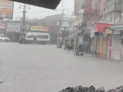 सीकर में बारिश के चलते शीतला चौक एरिया में जलभराव होना शुरू हो गया।