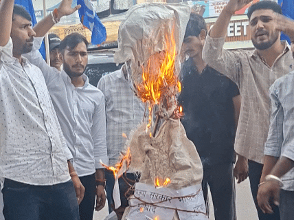 CM भजनलाल शर्मा का पुतला जलाते हुए।