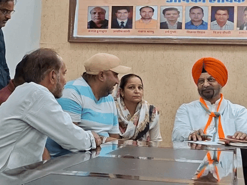 कार्यकर्ताओं से बातचीत करते हुए ऑब्जर्वर नागरा।
