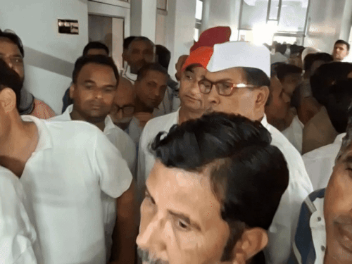 ऑब्जर्वर से मिलने के लिए कांग्रेस कार्यकर्ताओं की भीड़ लगी।