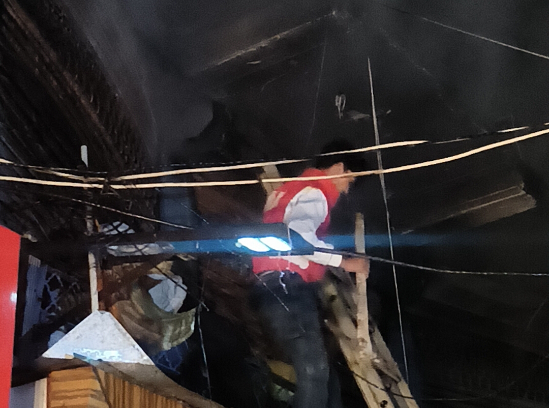 गेट तोड़ने के लिए ऊपर चढ़ते नपाकर्मी।