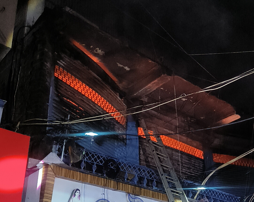 आग ने पूरे गोदाम को अपनी चपेट में ले लिया।