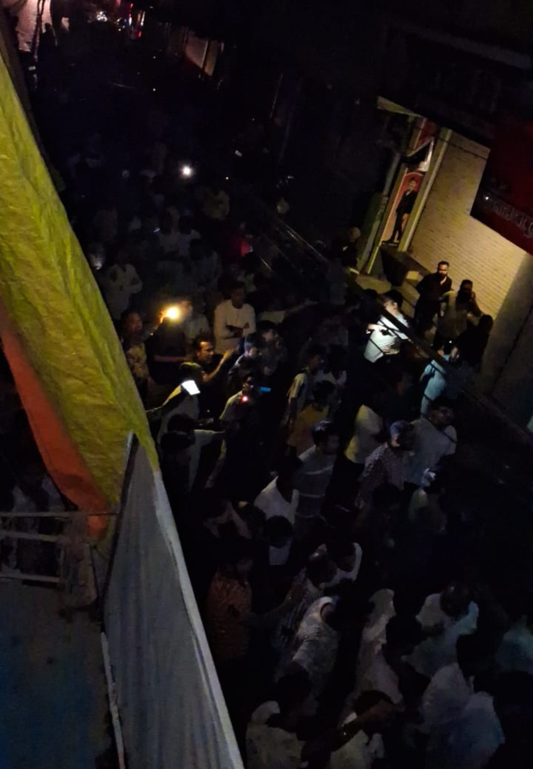 मौके पर बड़ी संख्या में लोगों की भीड़ लग गई।