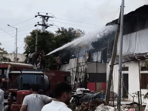 आग पर काबू पाने का प्रयास करती दमकल।