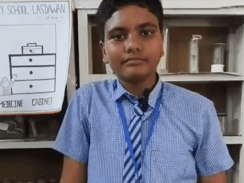 मजदूरों की मदद को प्रिंस तेली की ईंट उठाने की मशीन।