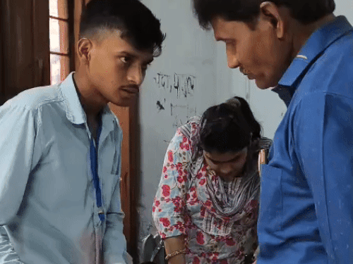 ज्यूरिस्ट बच्चों का काम देखते हुए।