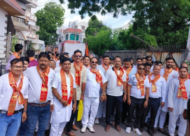 शोभायात्रा में शामिल स्वर्णकार समाज के लोग।