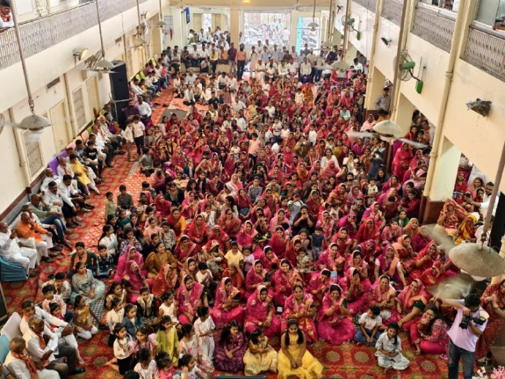 अग्रसेन भवन में आयोजित कार्यक्रम में मौजूद स्वर्णकार समाज के लोग।