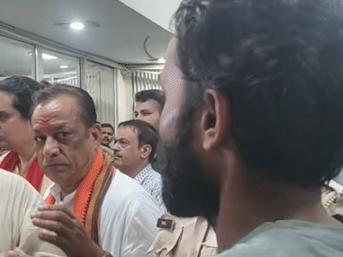 When Minister of State for Home Jawahar Singh Bedham arrived to get information about the accident, Omprakash expressed displeasure. He explained in the complaint how the staff was negligent.