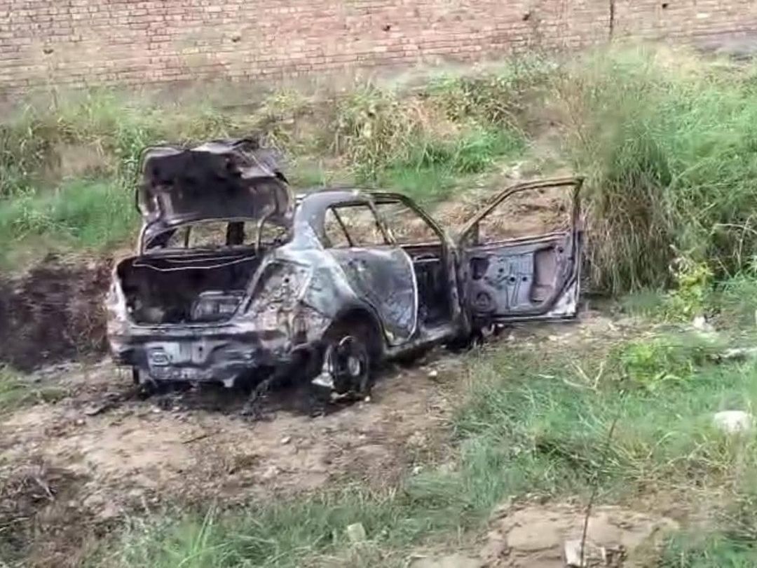 आग में जली कार। इसी में प्रॉपर्टी डीलर सवार था।