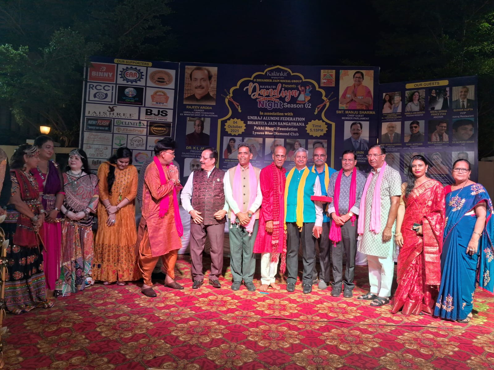 कार्यक्रम में अतिथियों को दुपट्टा पहनाकर सम्मानित किया गया।