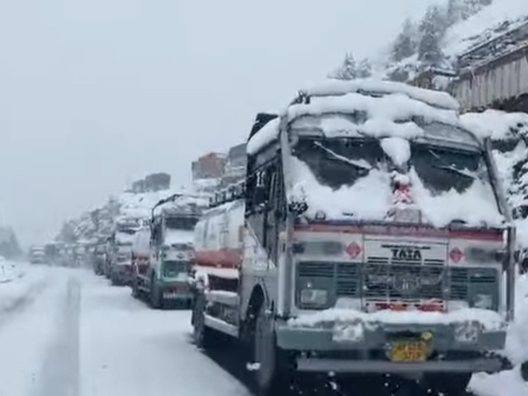 लाहौल में भारी बर्फबारी, 200 ट्रक फंसे:  दारचा-लेह सहित कई मार्गों को प्रशासन ने किया बंद ; पर्यटकों ने लिया आनंद – Manali News