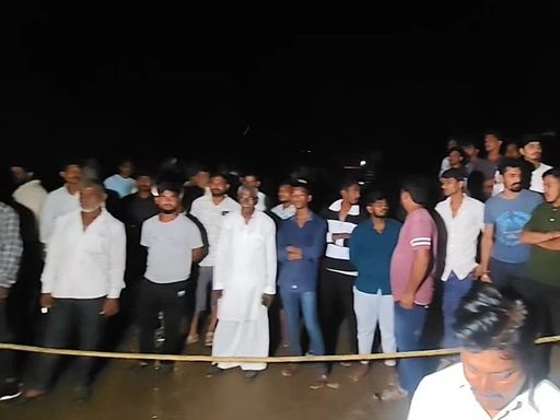 गांववालों ने रात को ही नाव से बच्चों की तलाश की।