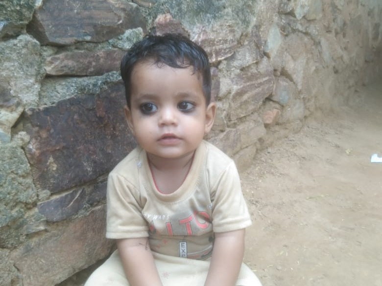 भानु अपने दिव्यांग माता-पिता, रचना और मनोज कुमार जाटव का इकलौता बेटा था।