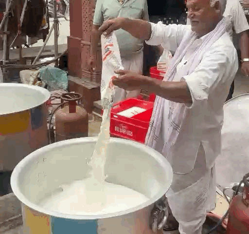 संकट मोचन हनुमान मंदिर में खीर बनाई जा रही है