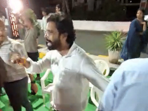 यूथ कांग्रेस के कार्यकर्ता अरमान जैन के साथ बीजेपी कार्यकर्ताओं ने धक्का-मुक्की की।