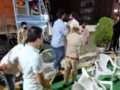 बीजेपी कार्यकर्ताओं ने अरमान जैन को सड़क की दूसरी तरफ धक्का दे दिया। इस दौरान एक ट्रक गुजर रहा था। हादसा होने से बच गया।