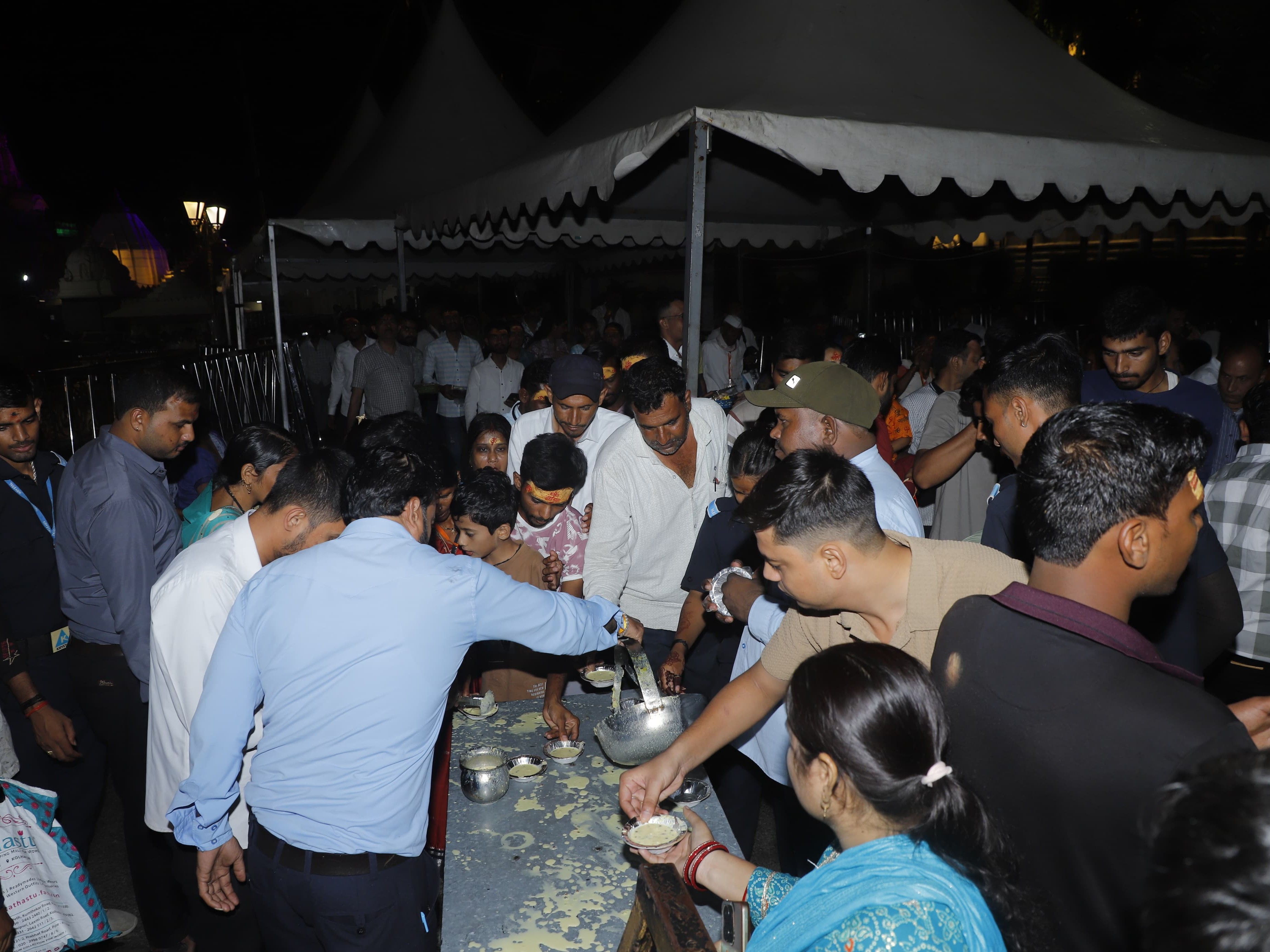 श्रद्धालुओं को प्रसाद वितरित किया गया।