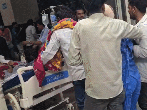 आग लगने के बाद अफरा-तफरी मच गई। लोग अपनों को बचाने में जुट गए।