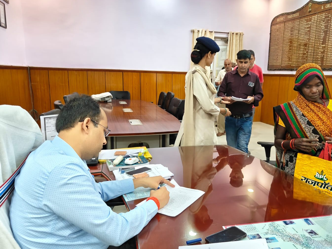 जनता दरबार में अतिक्रमण की उठाई समस्याएं:  डीएम ने सीओ-थाना प्रभारी को कार्रवाई के दिए निर्देश, 50 से अधिक मिली शिकायतें – Gaya News