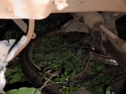 शख्स को घसीटते ले गई कार, कार के नीचे साइकिल का पहिया फंसा रहा।