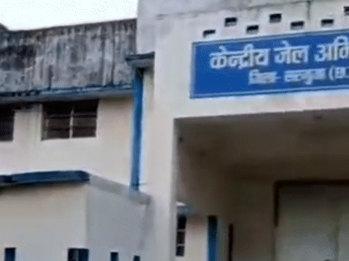 जेल के गेट पर पहुंचा तो रोने लगा बदमाश।