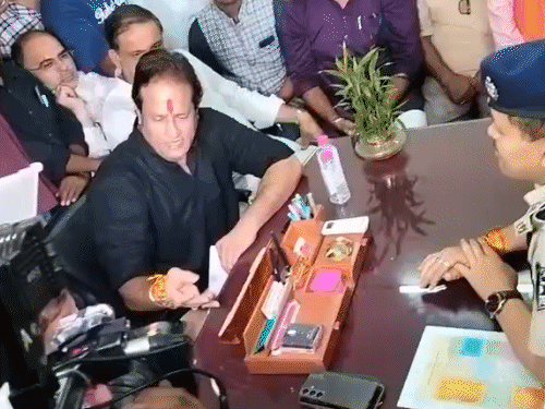 पूर्व विधायक विकास उपाध्याय ने कहा कि, जब तक मामला दर्ज नहीं हो जाता है वह थाने में ही बैठे रहेंगे।