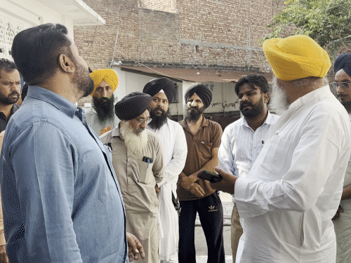 विधायक ने जेई को कहा कि तुम लोगों की नहीं सुनते हो।