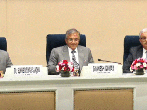 मीडिया के राहुल गांधी पर किए सवाल पर CEC ज्ञानेश कुमार हंस दिए। - Dainik Bhaskar