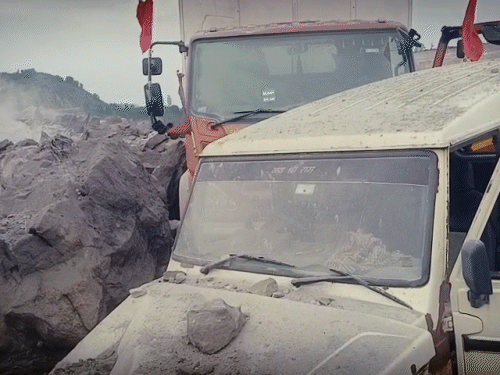 ब्लास्ट के बाद कोयला खदान में डैमेज गाड़ियां और मलबा।