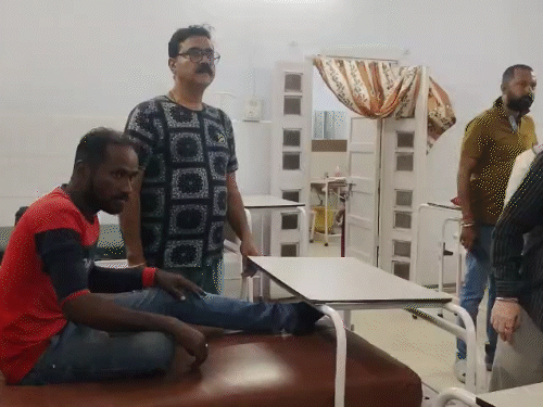 खदान में ब्लास्ट के बाद घायल मजदूरों का अस्पताल में इलाज चल रहा है।