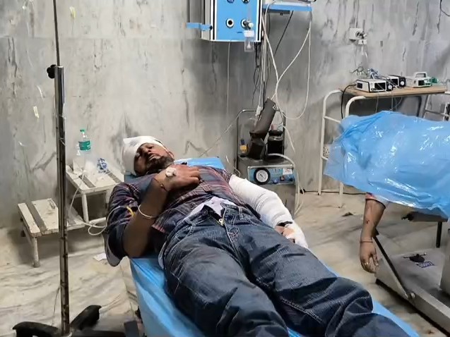 मां की अस्थियां लेकर जा रहे बेटे की मौत:  फाजिल्का में पेड़ से टकराई कार, 4 घायल; बेसहारा पशु बचाने के चक्कर में हादसा – Fazilka News