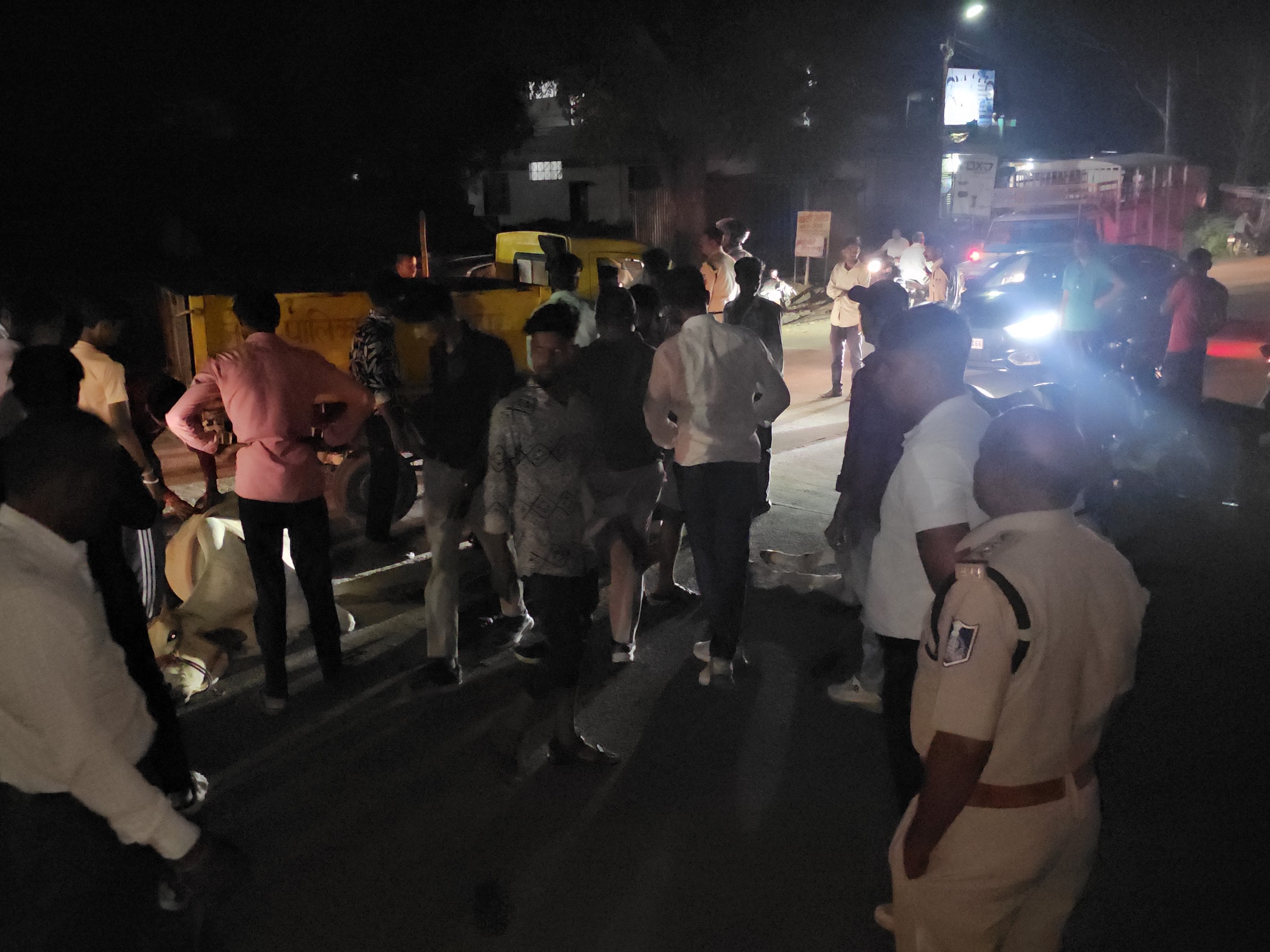 हादसे के बाद भीड़ इकट्‌ठा हो गई।