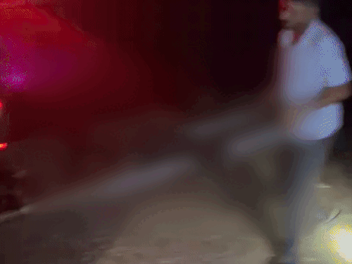 शव को एंबुलेंस में रखते हुए पुलिस कर्मचारी।