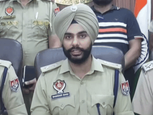 अमृतसर ग्रामीण के SSP मनिंदर सिंह मामले की जानकारी देते हुए अधिकारी। - Dainik Bhaskar