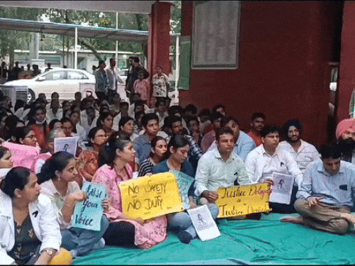 मोहाली सिविल अस्पताल में सुरक्षा के मुद्दे पर प्रदर्शन करते हुए। फाइल फोटो