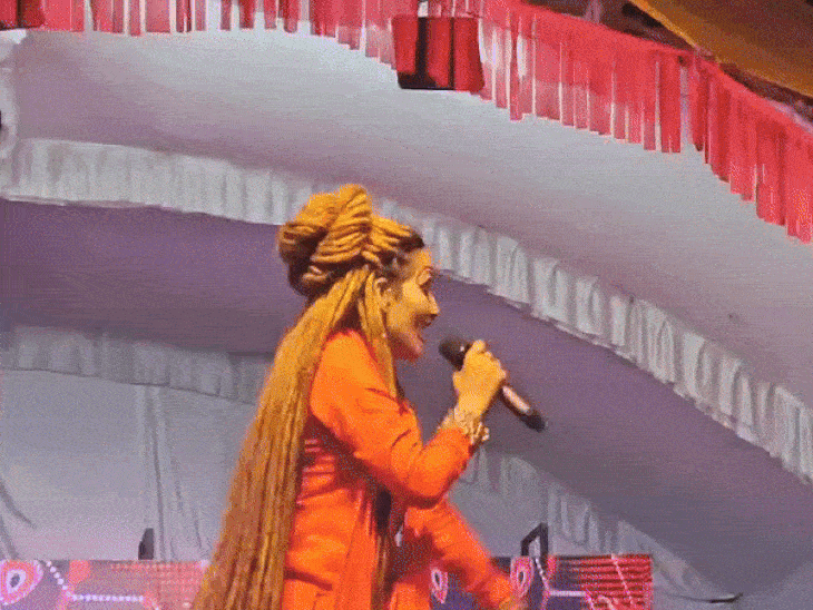 भगवान शंकर का भजन गाते हुए थिरकीं शहनाज।