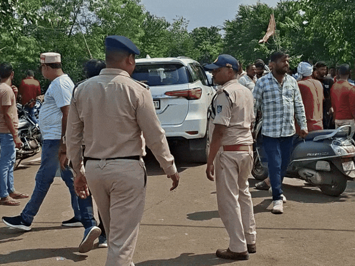 हादसे के बाद गांव में पुलिस बल तैनात है।