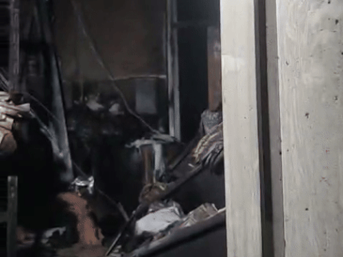 स्टोर रूम में रखे कबाड़ में आग लगने से फैलती गई। इस स्टोर रूम में भी बेड लगाए जाने थे।