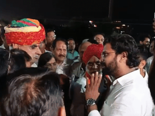 यूथ कांग्रेस का कार्यकर्ता काले झंडे लेकर मंत्री झाबर सिंह खर्रा के पास पहुंचा।