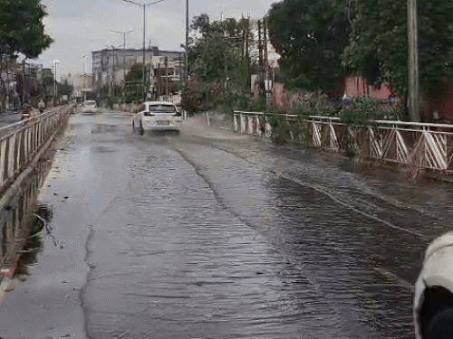 अमृतसर में रात और सुबह हुई बारिश से सड़कों पर जलभराव हो गया।