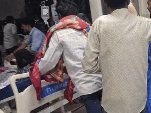 आईसीयू में आग लगते ही लोग अस्पताल में एडमिट अपने परिजन को बेड समेत लेकर भागे।