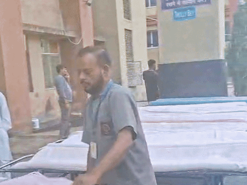 SMS ट्रॉमा सेंटर में वीवीआईपी के मूवमेंट की संभावना को देखते हुए स्ट्रेचरों पर चादर लगा दी गई।