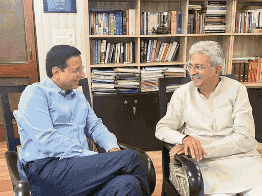 भूपेंद्र हुड्डा और रणदीप सुरजेवाला से मिलते हुए कांग्रेस अध्यक्ष राव नरेंद्र।